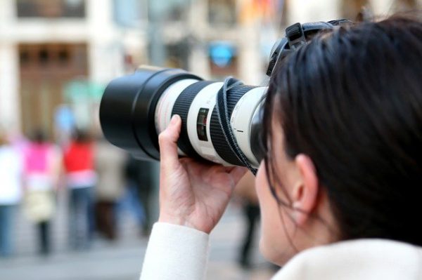 Fotografin die Menschen mit dem TeleObjecktiv fotografiert bei der Fotorallye