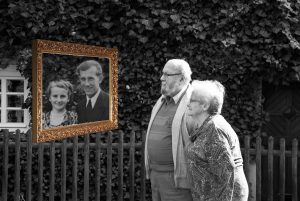 Brautpaar, dass auf der \"Goldenen\" zur \"Grüne\" Hochzeit zurück blickt. Detlef scholtissek