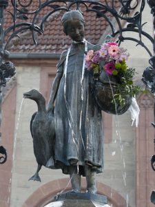 Gänseliesel in Göttingen geschmückt mit Blumenstrauß Fronleichnam 2025 (Jörg)