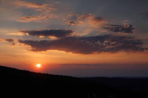 Sonnenuntergang vom Aussichtsturm auf dem Berg Mlynica in Bad Flinsberg, Polen