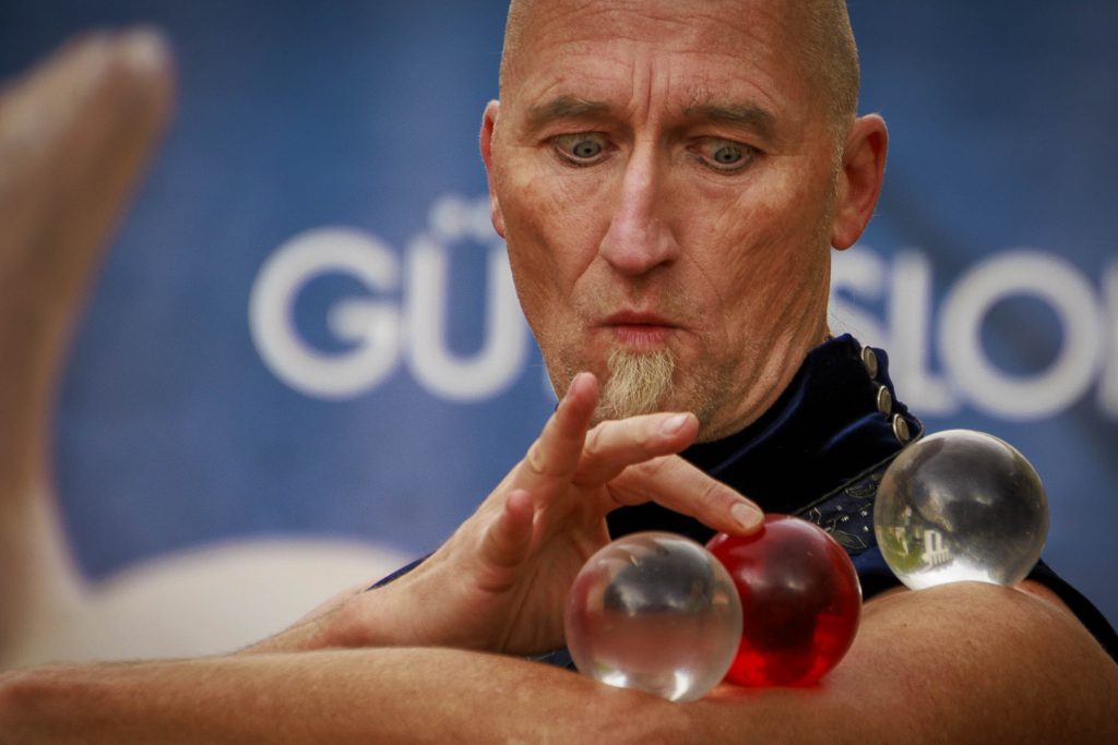 Kelvin Kalvus - Kontaktjongleur beim Strassenfiffi 2025 in GT; Thomas Mensinck