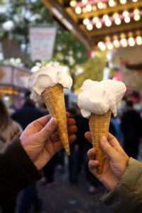 Ein leckeres Eis gehört zur Kirmes - by Gerd