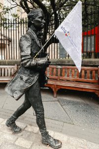 London Skulptur mit VHS Fahne